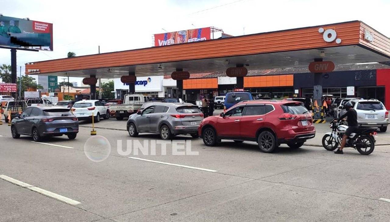 Previo al Carnaval, se registran filas en surtidores cruceños; Asosur advierte fallas logísticas de YPFB