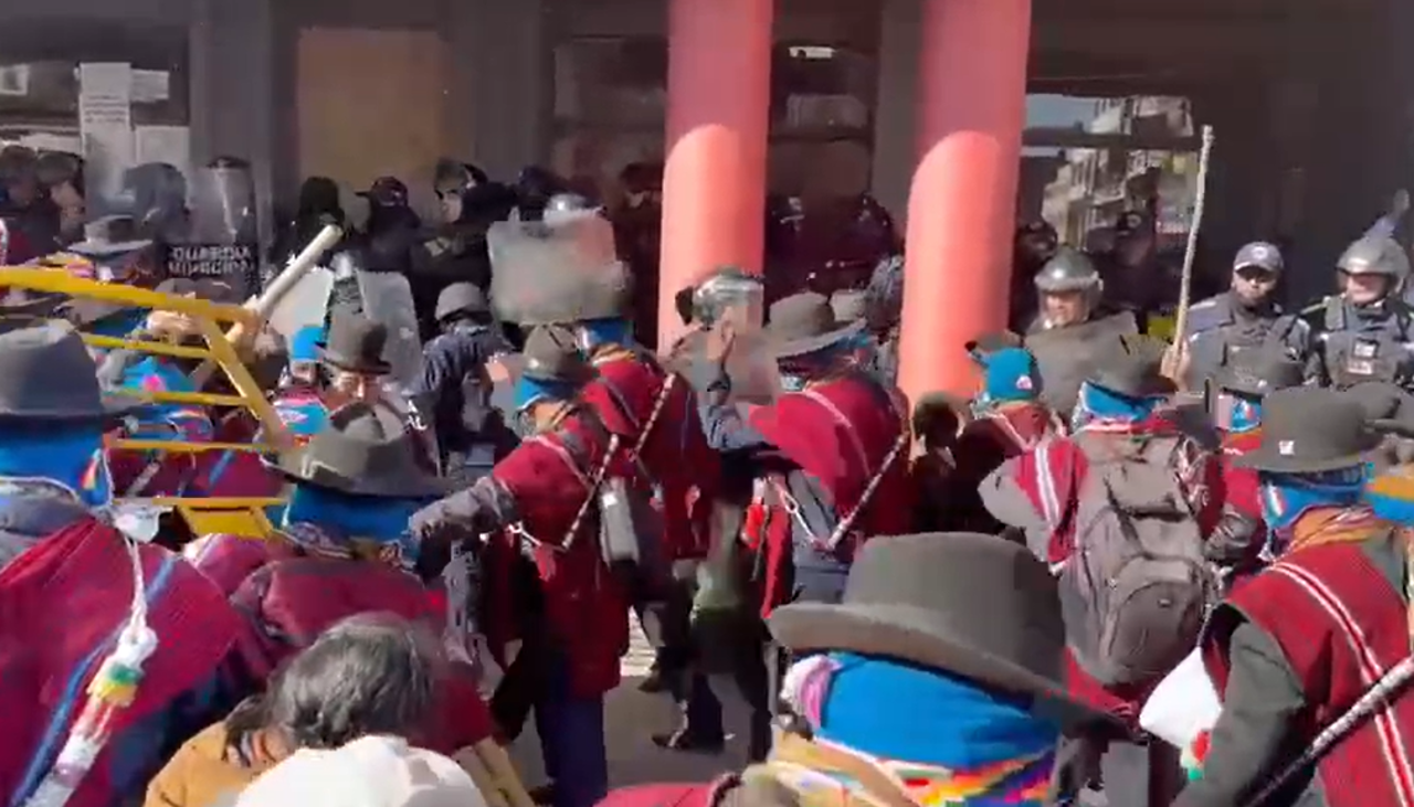 Comunarios toman la Alcaldía de Viacha para exigir freno a las recicladoras de mineral