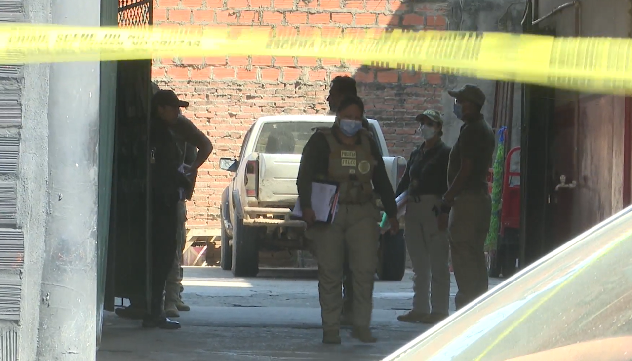 Investigan como homicidio la muerte de una mujer que cayó del segundo piso de un alojamiento en Santa Cruz