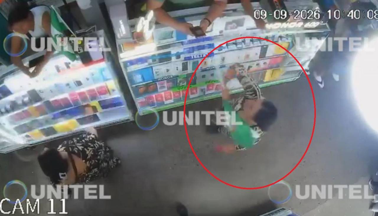 Video: Denuncian que una mujer lanzó la bandera cruceña al piso en un mercado de Santa Cruz