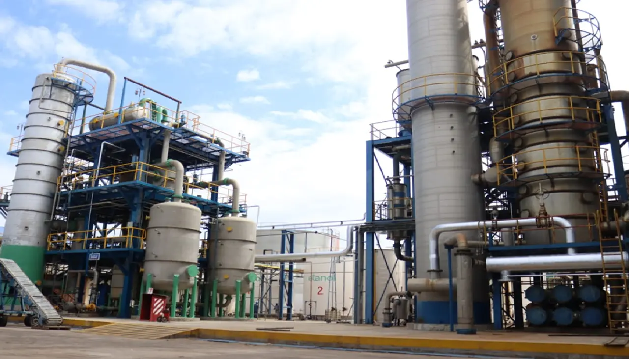 Cañeros advierten que YPFB disminuyó el recojo de etanol y señalan que los ingenios están con tanque llenos