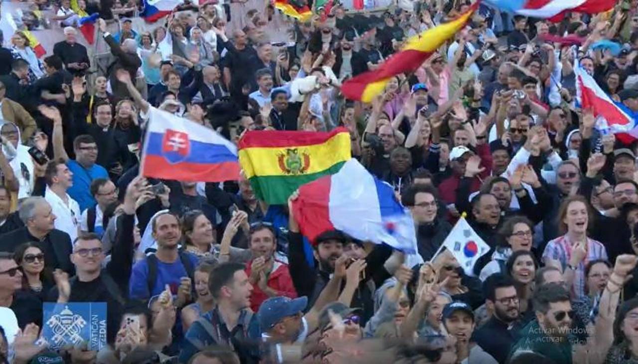 La tricolor boliviana flameó en la plaza de San Pedro en la elección del nuevo papa
