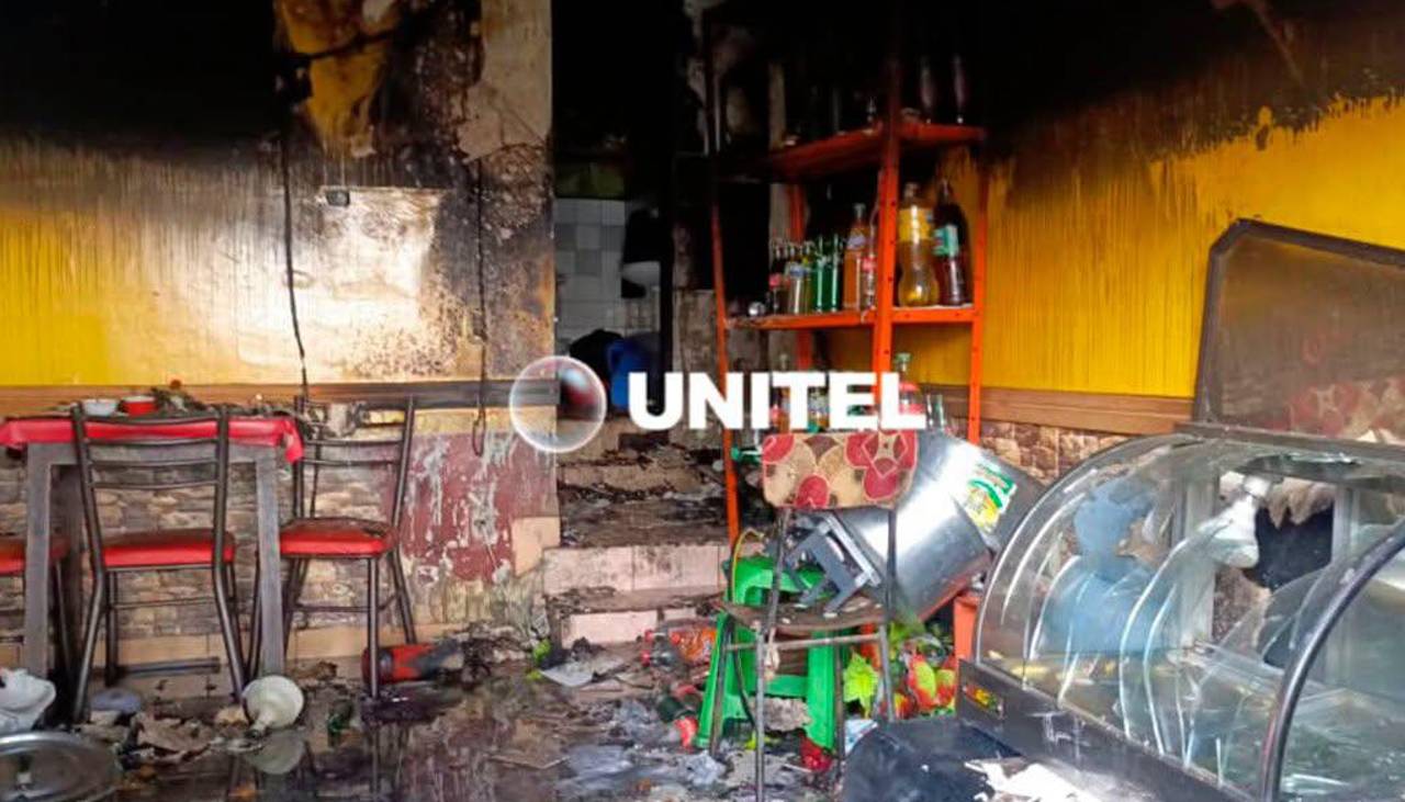 Incendio consume un negocio de comidas en La Paz; bomberos presumen que hubo una “mala conexión” de una garrafa