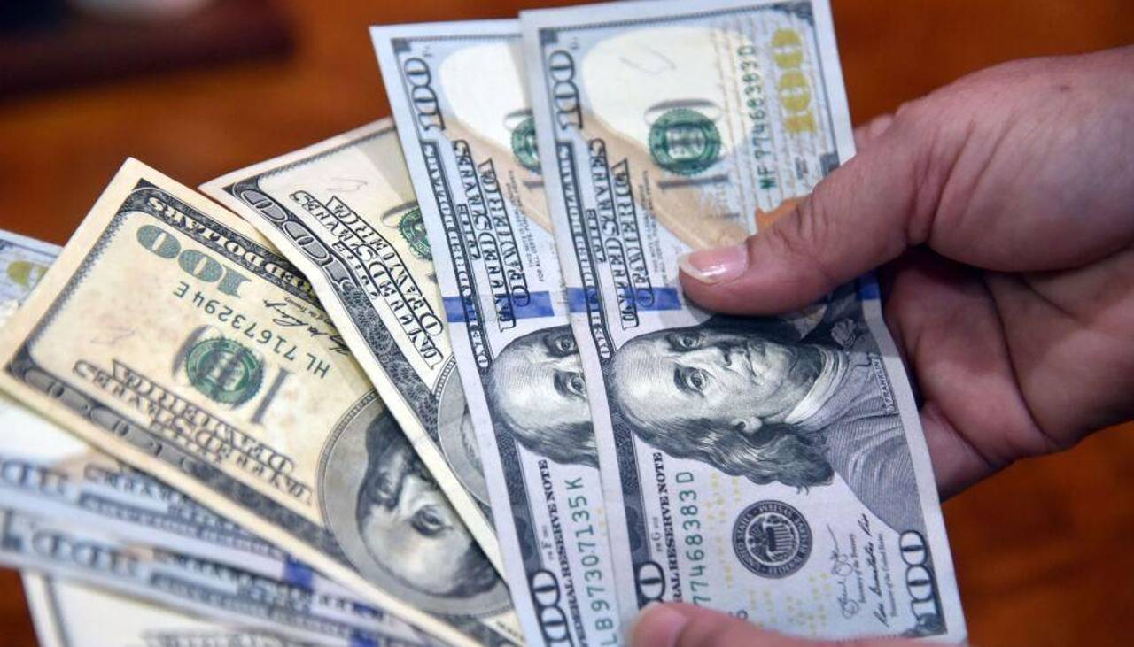 Tras flexibilizar tipo de cambio, ministro anuncia medidas de apoyo financiero