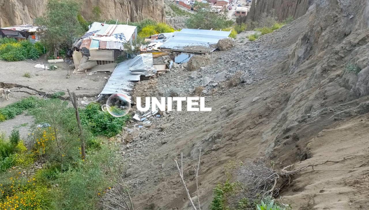 Dos casas son sepultadas por un talud en Llojeta; los afectados piden soluciones a la Alcaldía de La Paz