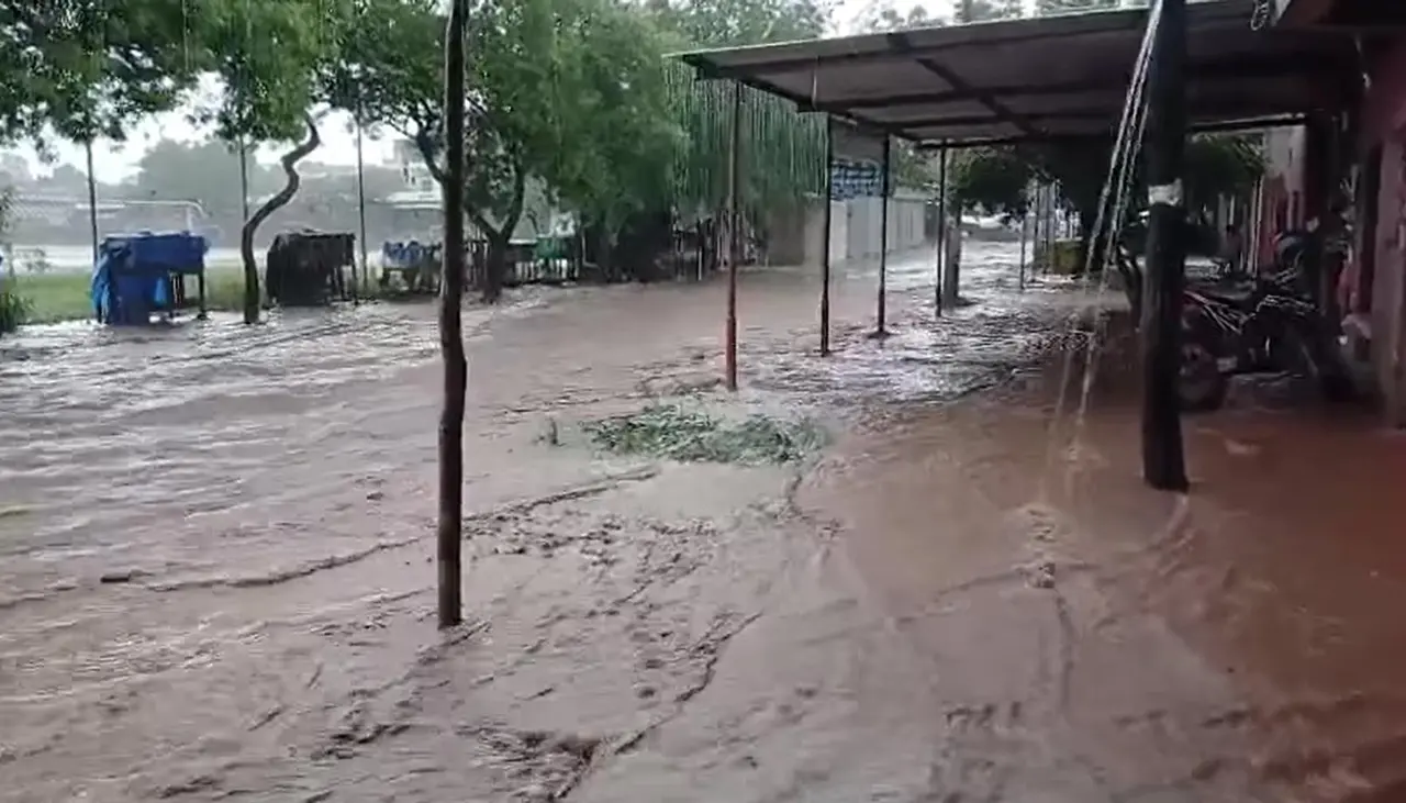 “Parece un río”: Intensa lluvia deja calles inundadas en Yacuiba y genera temor entre vecinos