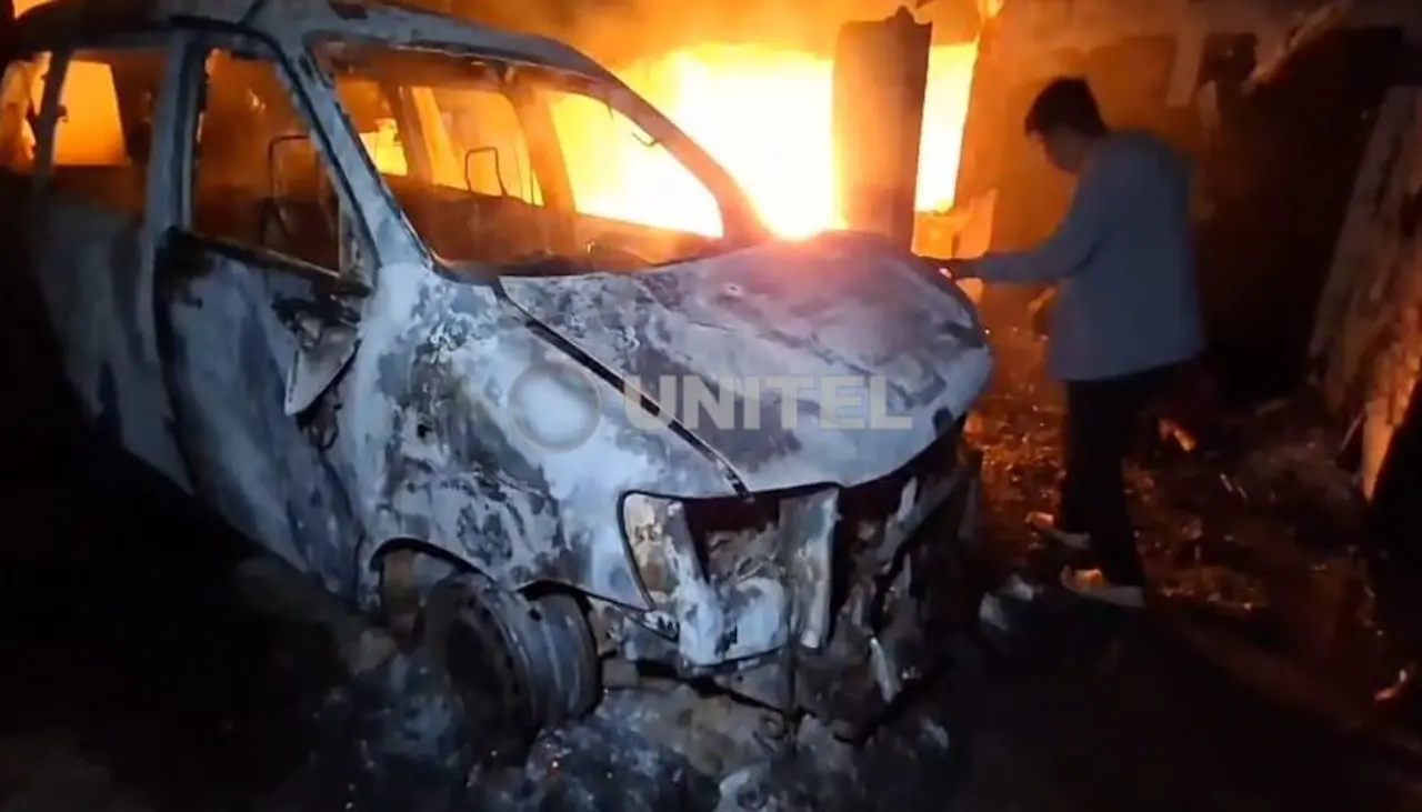 Fuego consume una casa y un auto en Yapacaní y ante la falta de bomberos, los vecinos sofocaron las llamas