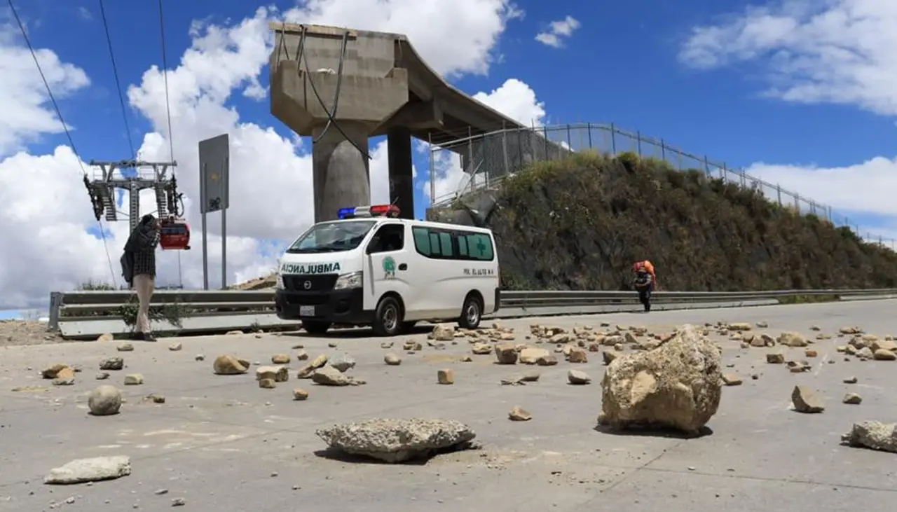“Las ambulancias no pueden ser agredidas”: Gobierno denuncia agresiones y obstrucción al traslado de pacientes e insumos en rutas bloqueadas