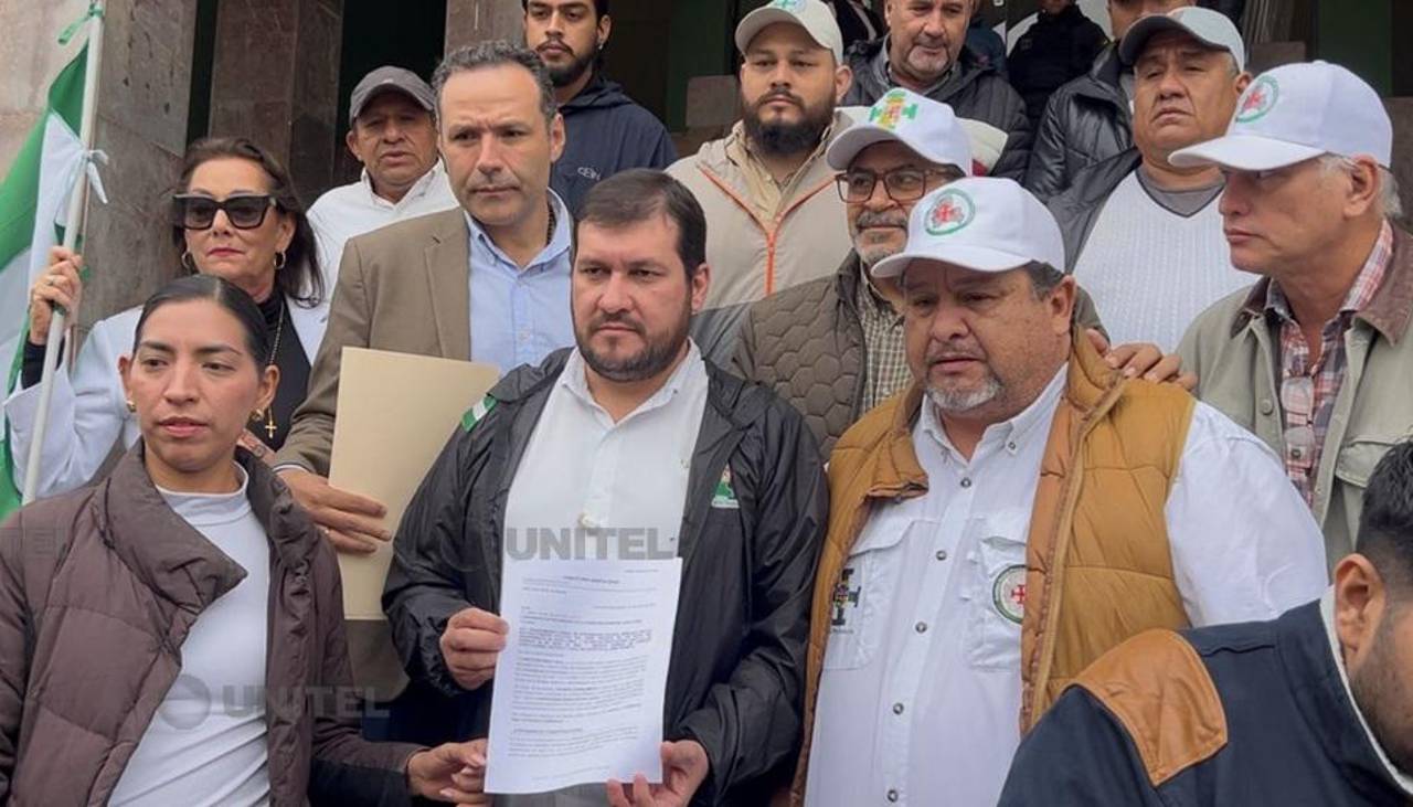 Cívicos cruceños llegan hasta el Comando de la Policía exigiendo el desbloqueo de vías