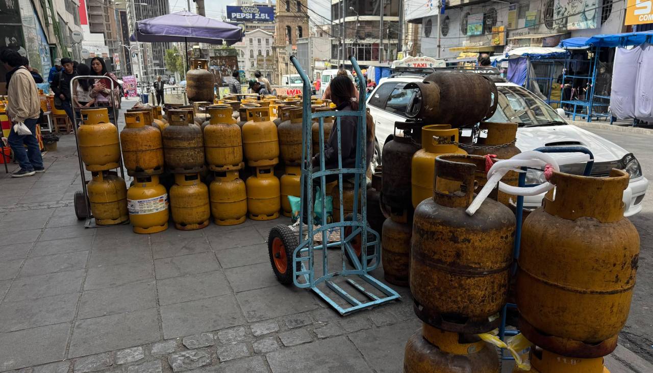 “No llega el camión con gas”: Vendedoras de comida del mercado Lanza denuncian falta de GLP en La Paz