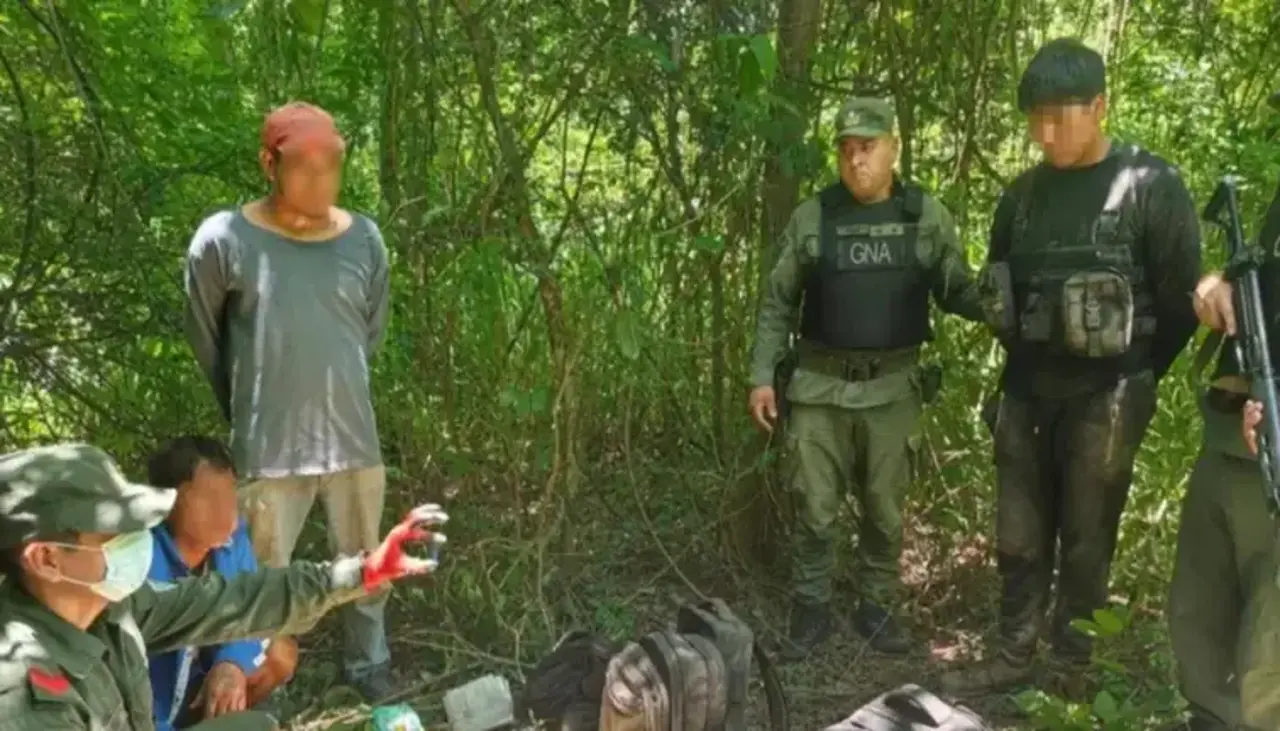 Caen dos bolivianos con 60 kilos de droga y en posesión de armas de fuego en Argentina 