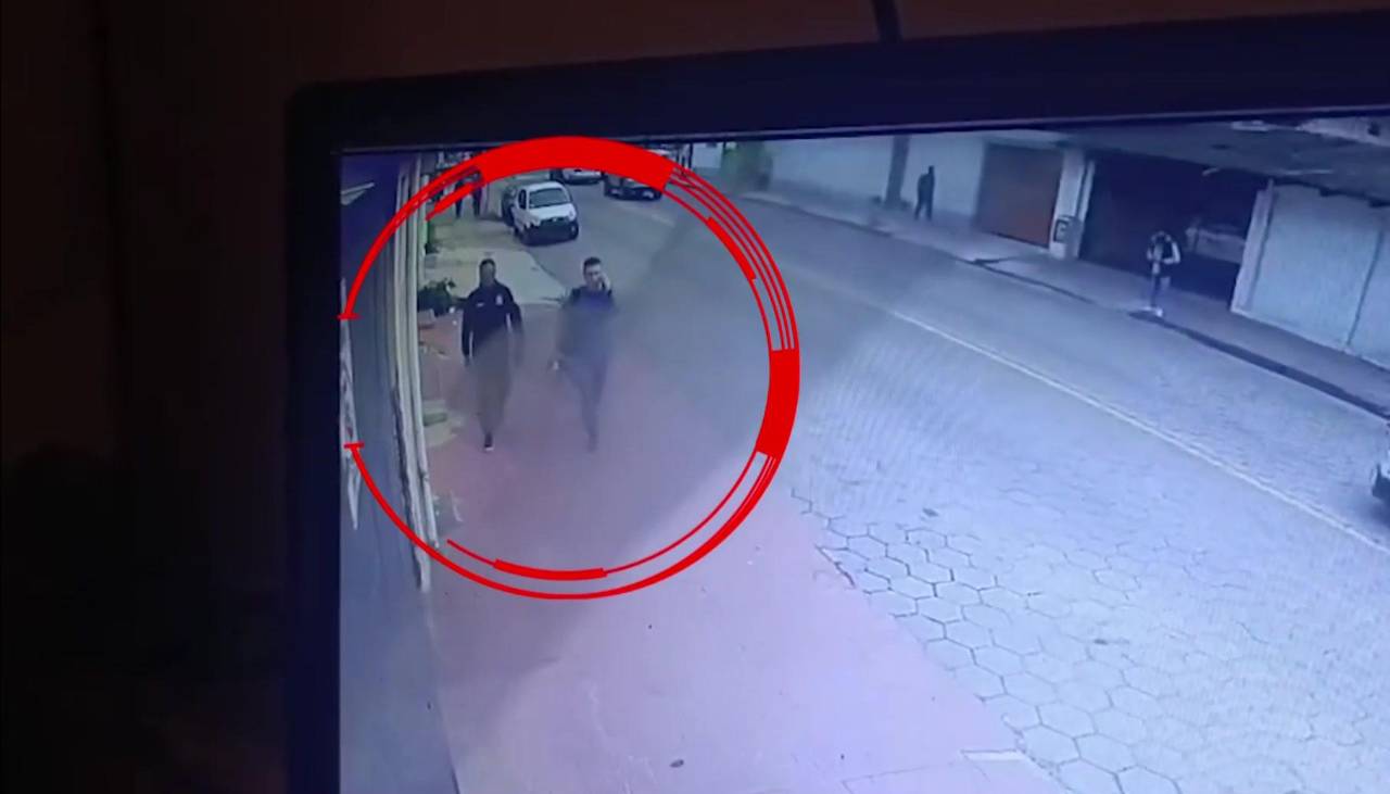Video: Policía identifica a los dos sujetos que atracaron a una mujer y se llevaron Bs 1 millón