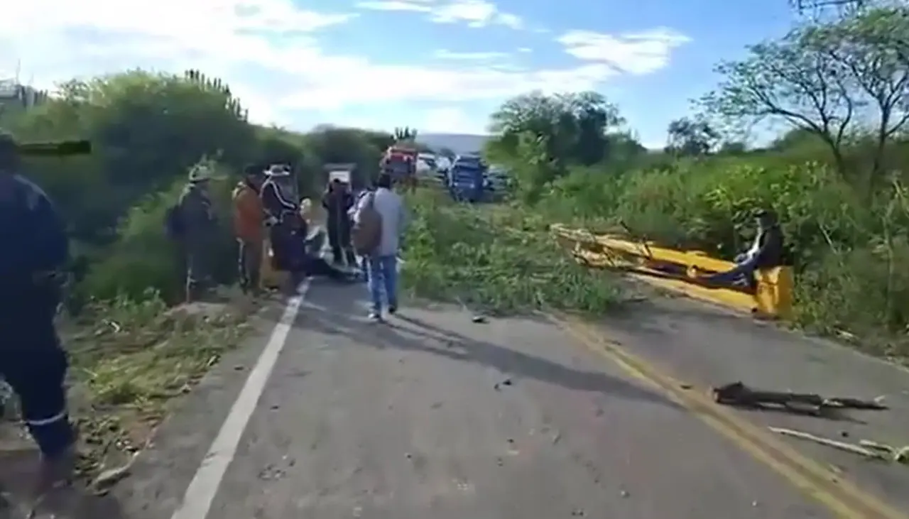 Campesinos bloquean ruta a los valles cruceños y exigen eliminar el registro para compra de combustible en bidones 