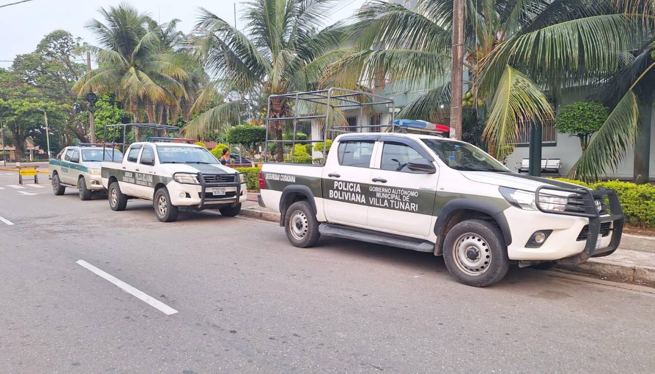 Patrullas de la Policía de Villa Tunari, paralizadas por la falta de combustible a causa de los bloqueos 