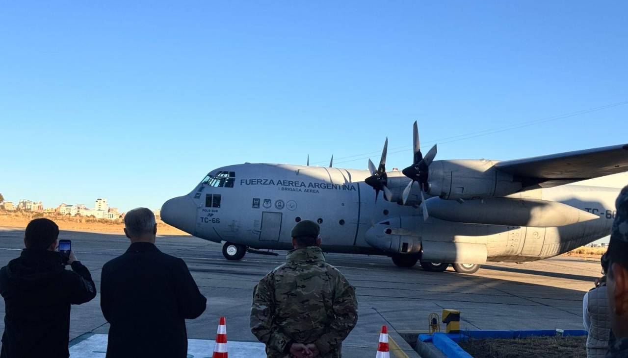 Avión argentino refuerza puente aéreo de alimentos para La Paz, golpeada por los bloqueos 