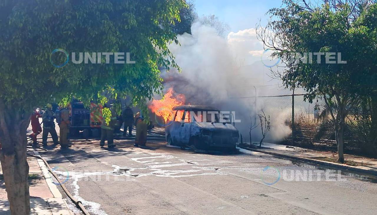 Vehículo se incendia en medio del traspaso de gasolina: el conductor quedó quemado y huyó
