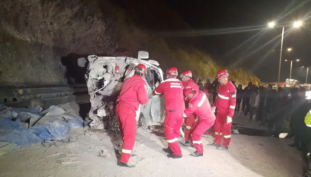 Tragedia en la autopista La Paz - El Alto: reportan muertos y heridos por el choque entre un camión y un minibús