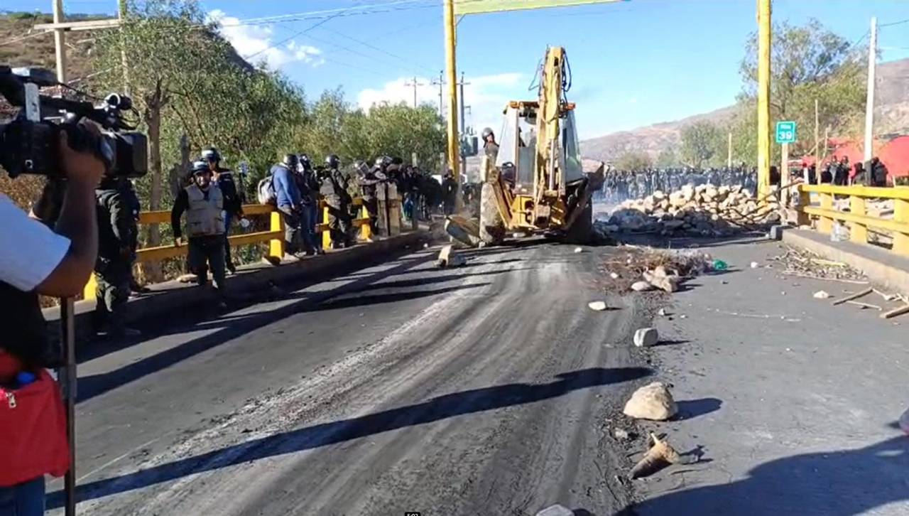 Tras un enfrentamiento con heridos, los policías y militares toman el control del puente Parotani