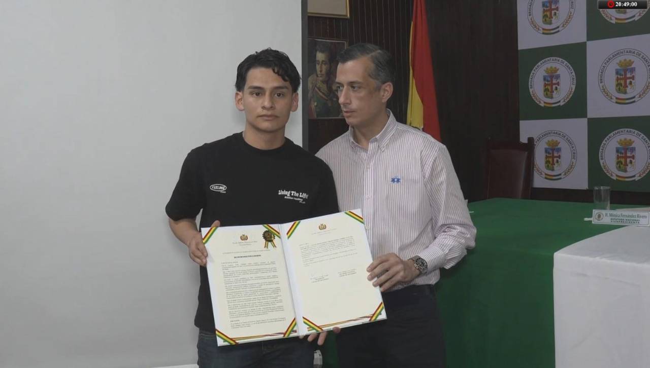 Brigada Parlamentaria realiza un reconocimiento póstumo al periodosta Yerko Guevara por su trayectoria de más de 20 años