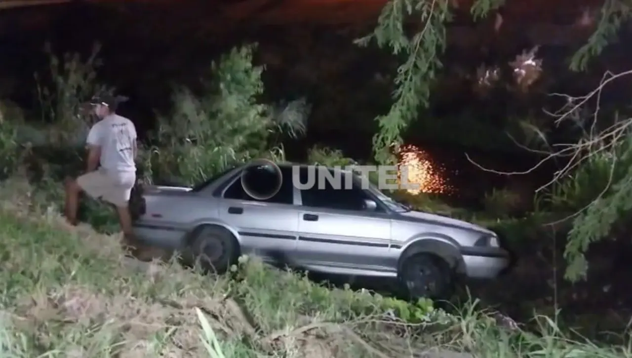 Un vehículo cae a un canal de drenaje y los ocupantes fueron trasladados a dependencias policiales