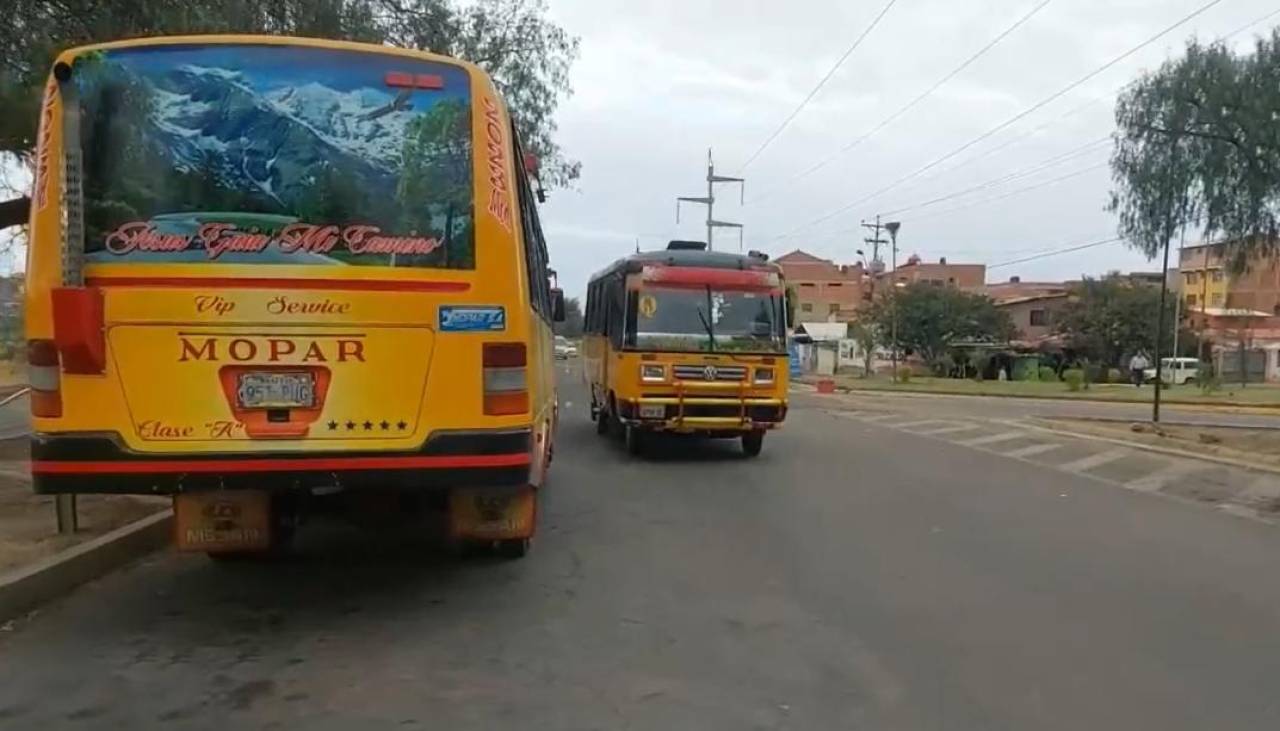 Transportistas afirman que solo opera el 25% de sus unidades ante la falta de combustible en Cochabamba