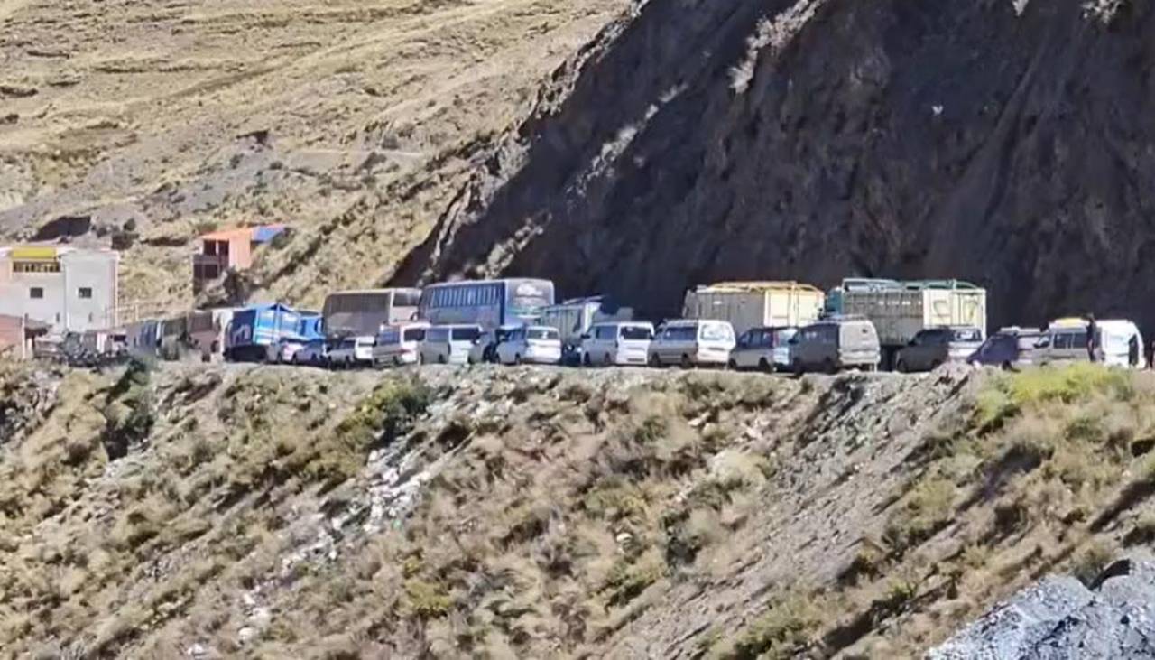 Ruta a los Yungas: Choferes bloquean la tranca de Urujara exigiendo gasolina y diésel