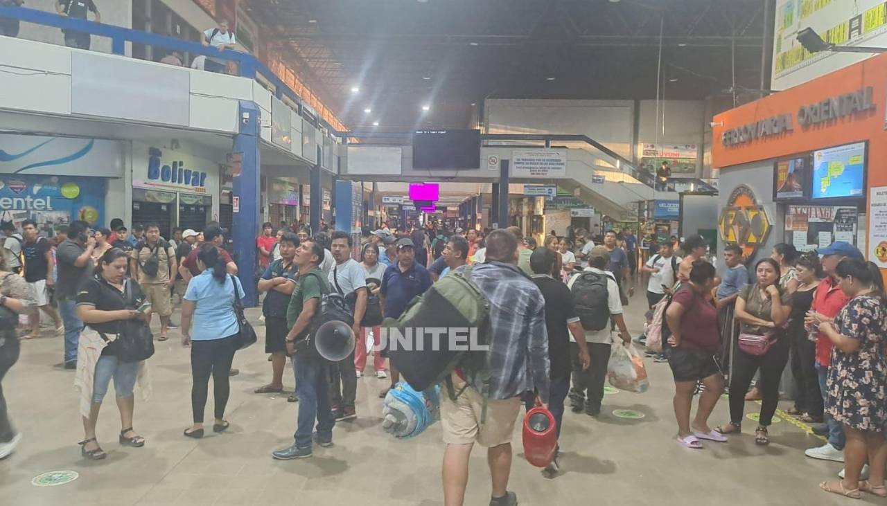 A días de Carnaval, cientos de pasajeros se ven afectados por paro en la Terminal Bimodal cruceña