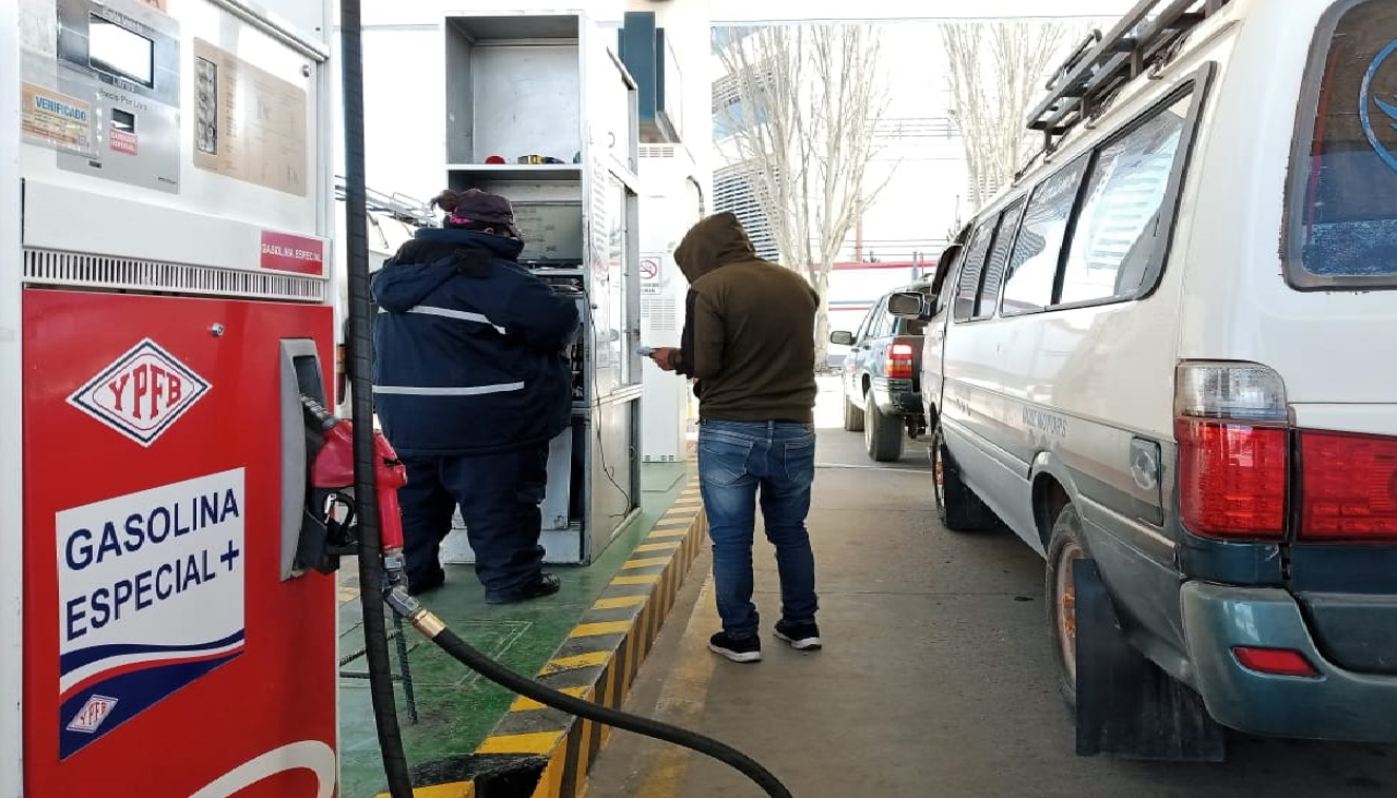 Bloomberg advierte presiones fiscales: Bolivia, el segundo país con la gasolina más barata de la región 