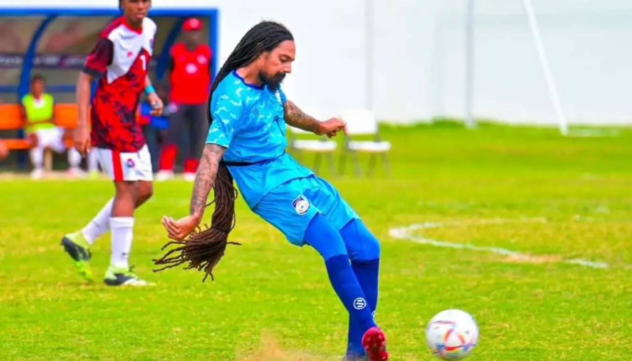 Video: Futbolista provoca dos expulsiones por su cabellera larga 