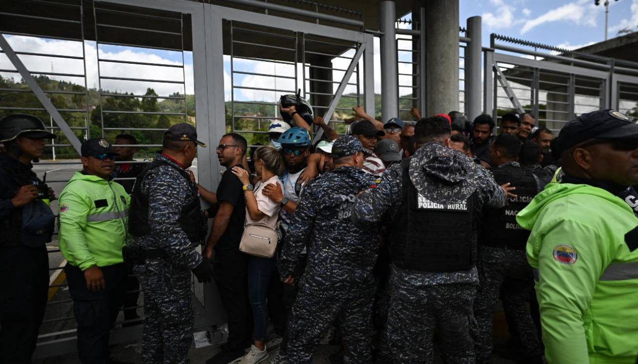 ”Permiso para salvar vidas”: protestan ante controles para acceder a zona de desastre en Venezuela