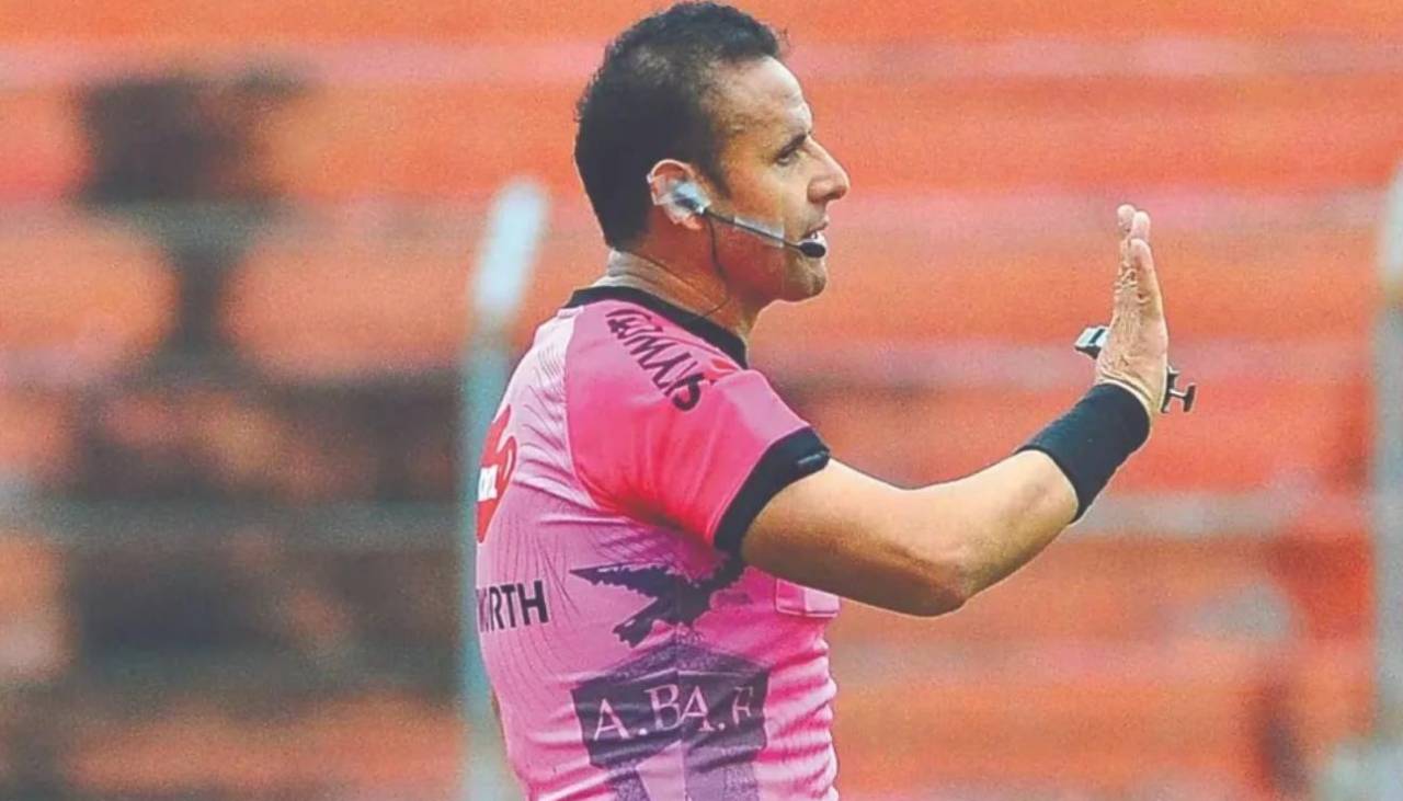 Suspenden de manera indefinida a Gery Vargas por fallo en la expulsión de Vila ante el Tigre
