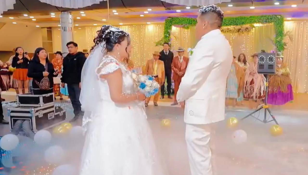 ¡Conmovedor! Sus padres fallecieron, pero la IA los hizo “presentes” en su boda