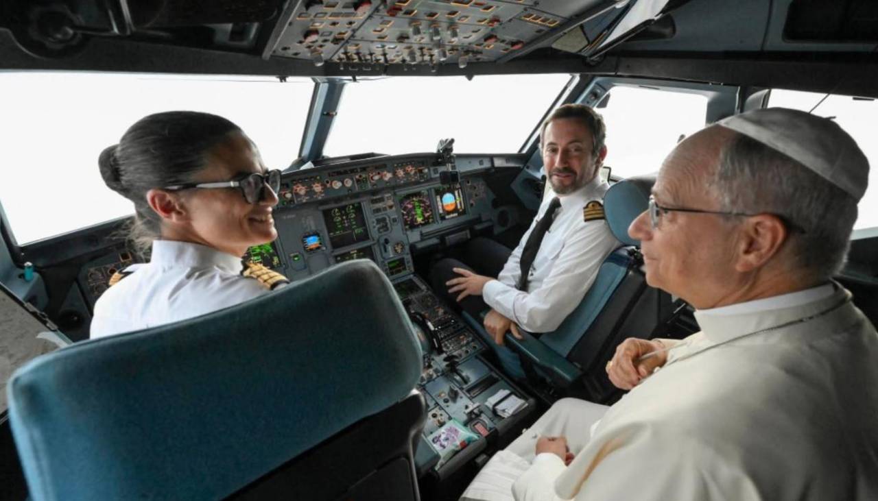 El papa León XIV viaja escoltado por cazas Rafale y el momento se vuelve viral