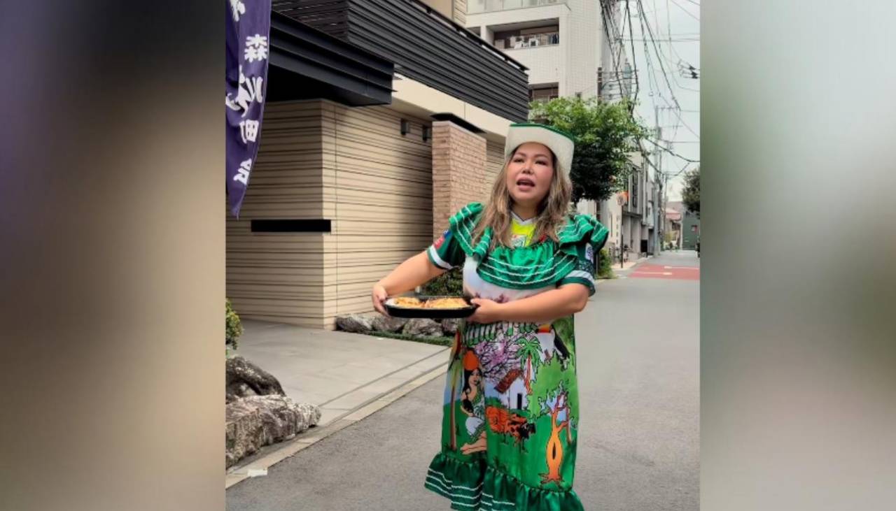 ¡Empanadas de arroz en Japón! Ximena sorprende al recorrer las calles con un tipoy y al estilo cruceño