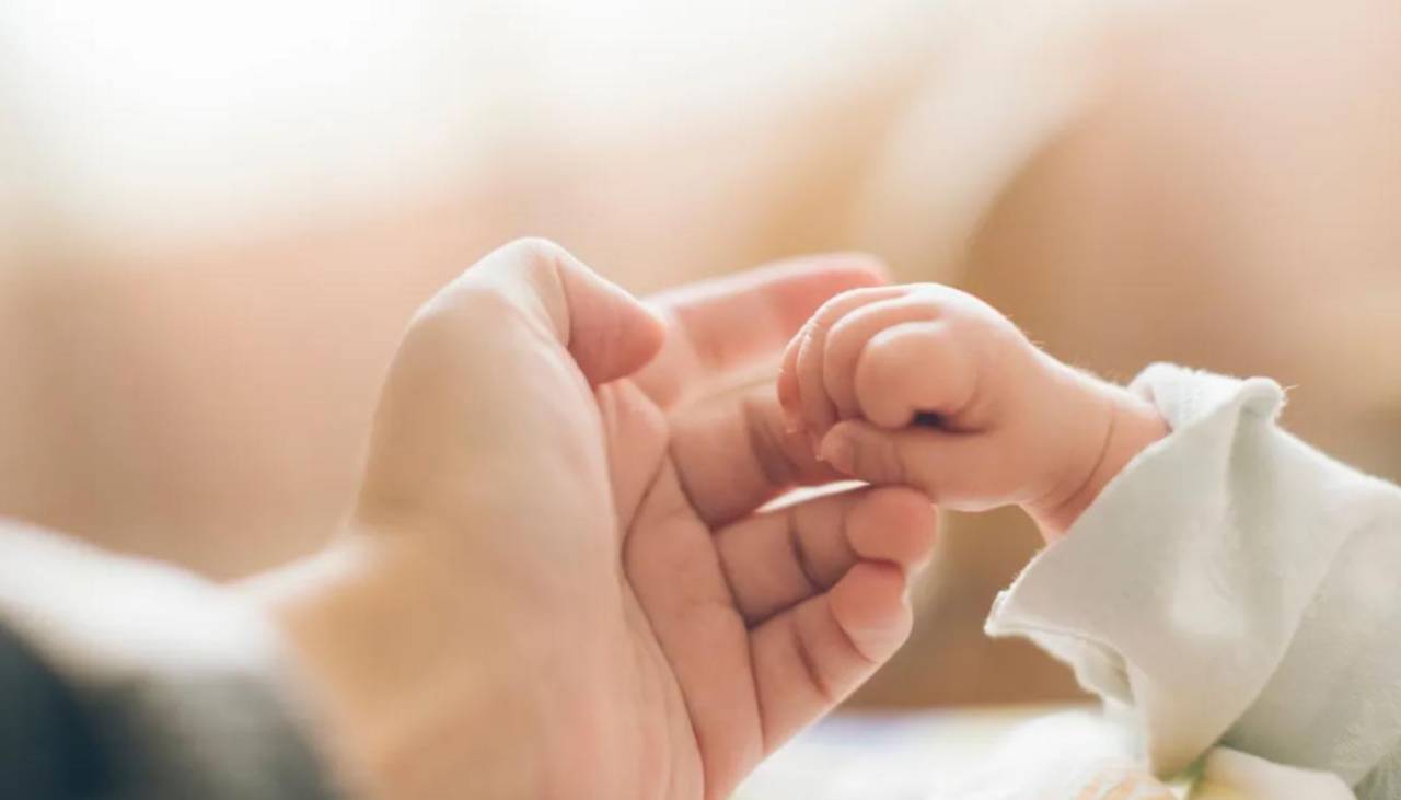 Una mujer griega da a luz a una niña con un embrión congelado hace 22 años
