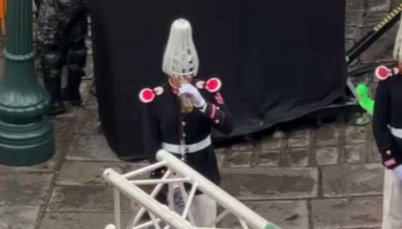 Un gesto que calentó corazones bajo la lluvia y el frío: una mujer invitó bebida caliente a soldados durante la posesión presidencial