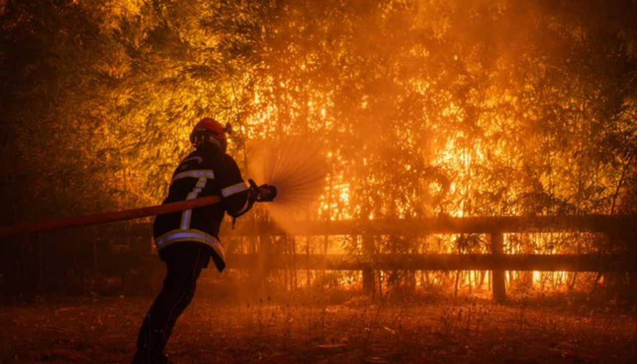 Francia: El incendio de Gironda permanece “impredecible” y con 220.000 personas evacuadas