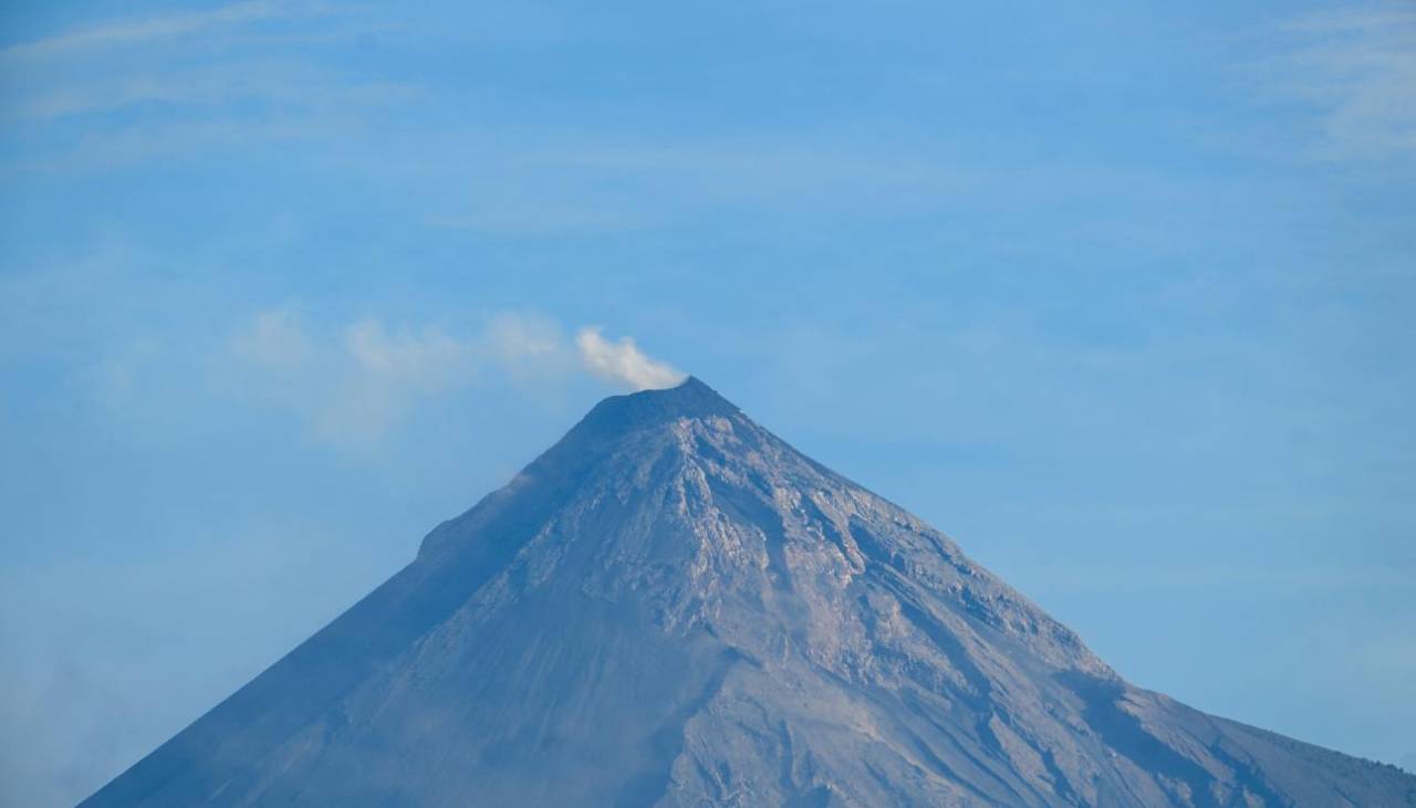 Volcán en Guatemala reduce actividad eruptiva, pero el riesgo continúa