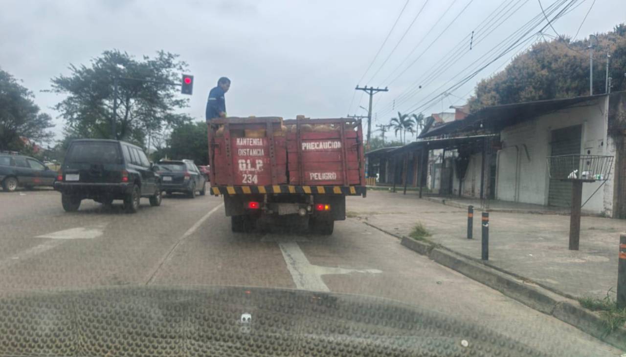 Videos: Vecinos reclaman por garrafas de GLP y seguimiento revela que camión distribuye a negocios y tiendas