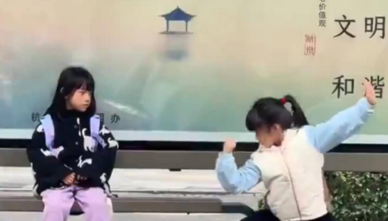 Una niña sorprende con movimientos de artes marciales en plena parada de bus 