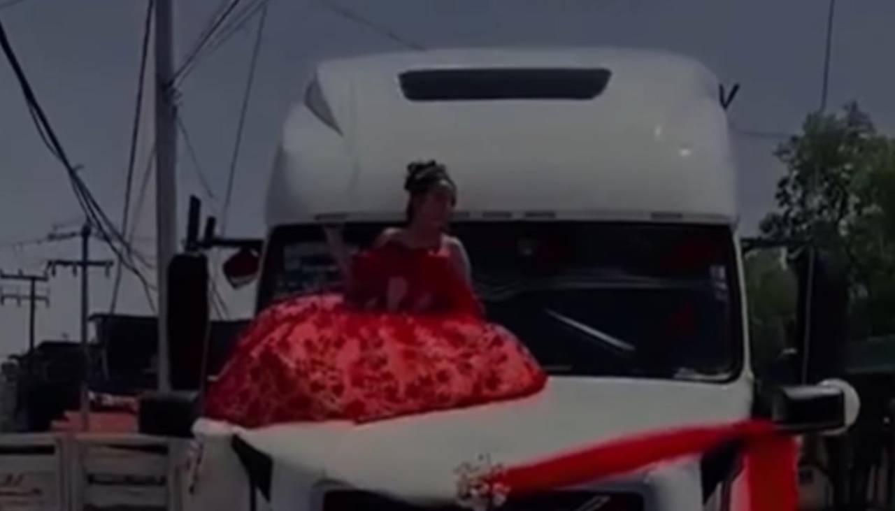 ¡Icónica! Quinceañera llegó a su fiesta sobre un tráiler 