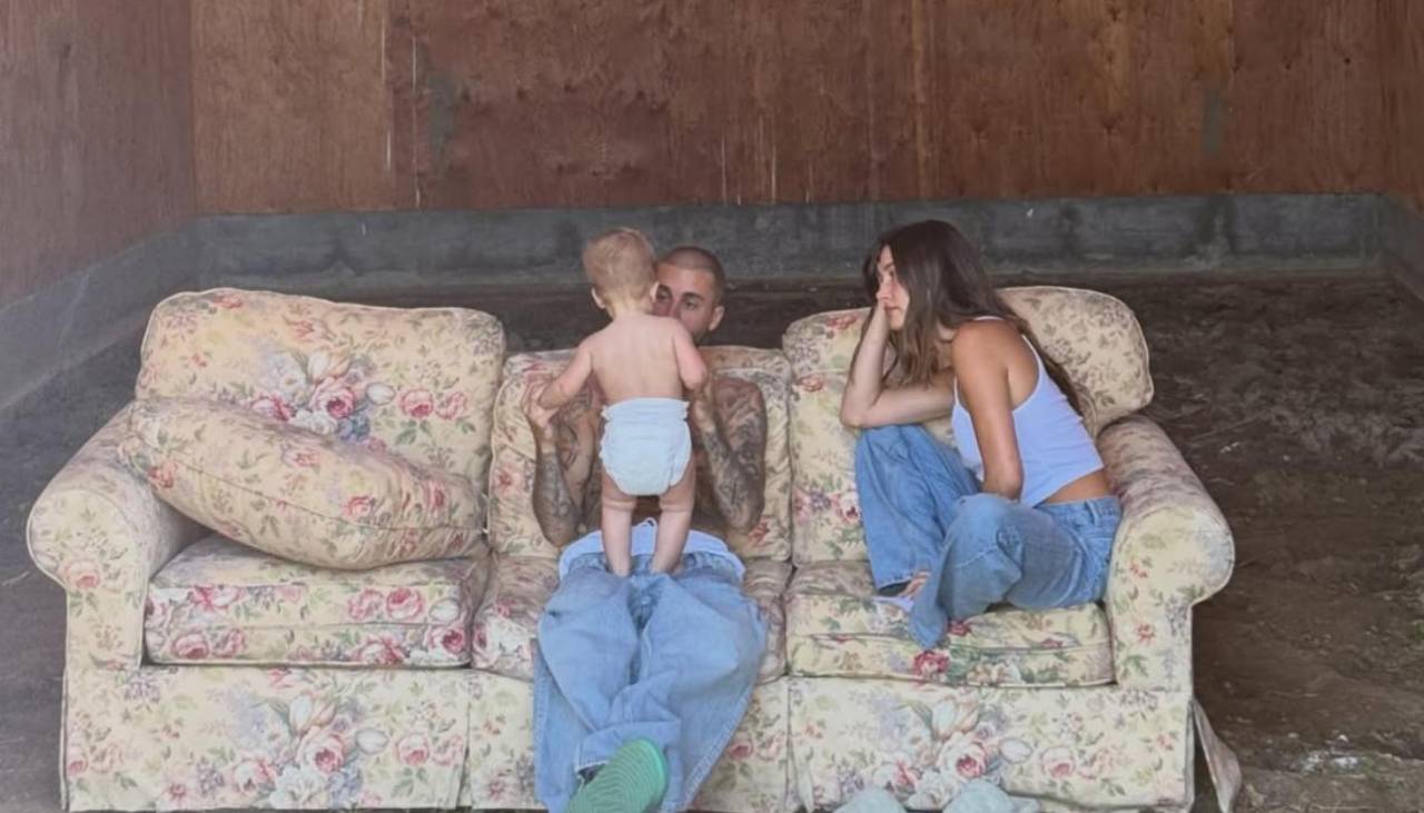 Hailey Bieber celebra los dos años de su hijo con un tierno álbum familiar