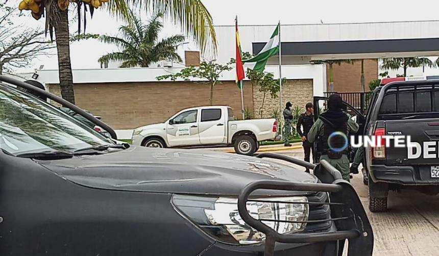 Hallan una caja fuerte con dinero en allanamiento a casa de Roger Mariaca en Santa Cruz
