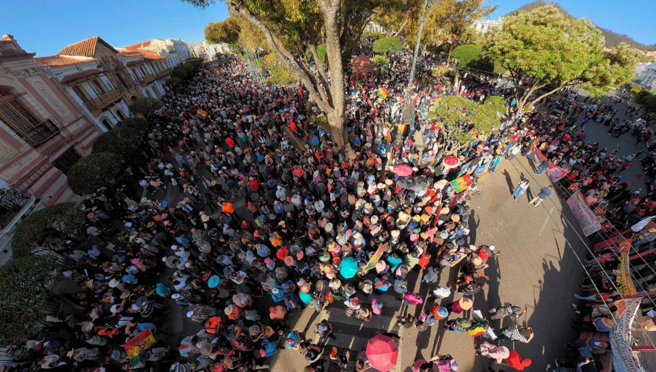 Marchan en Sucre contra el pasaje transitorio y exigen abrogación del decreto del diésel