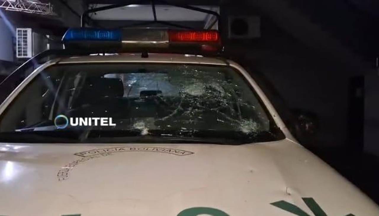 Turba ataca patrulla policial e impide aprehensión de un hombre acusado de abuso sexual