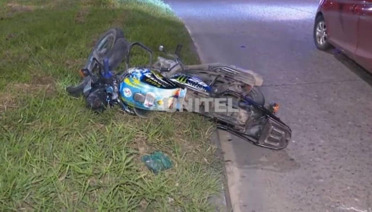 Motociclista sin casco choca contra un camellón, cae al pavimento y fallece