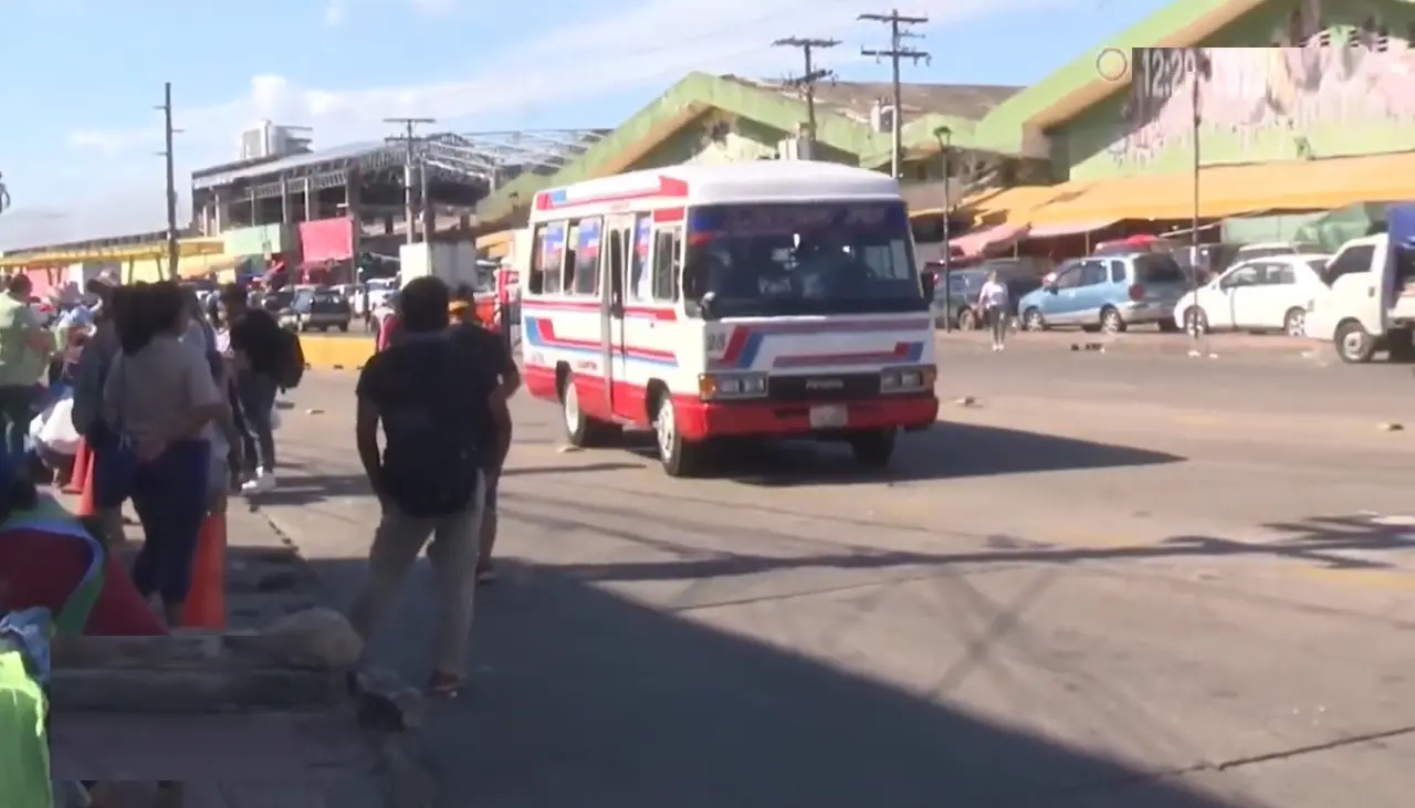 Santa Cruz: Servicio de micros se reduce a la mitad y un dirigente dice que se quiere “asfixiar” a la población