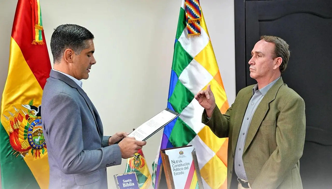 En medio de pedidos de institucionalización del Senasag, ministro Justiniano posesiona al nuevo director