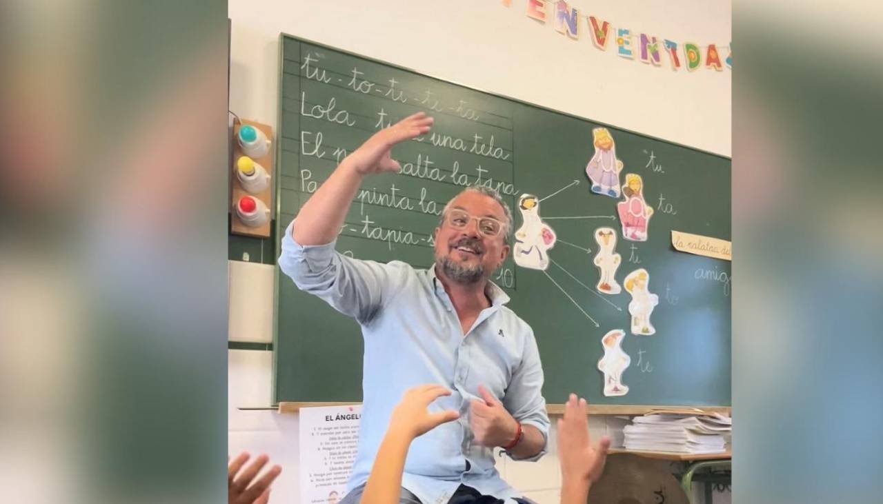 Video: Profesor enseña lenguaje de señas con la canción ‘Bonito, Bonito’
