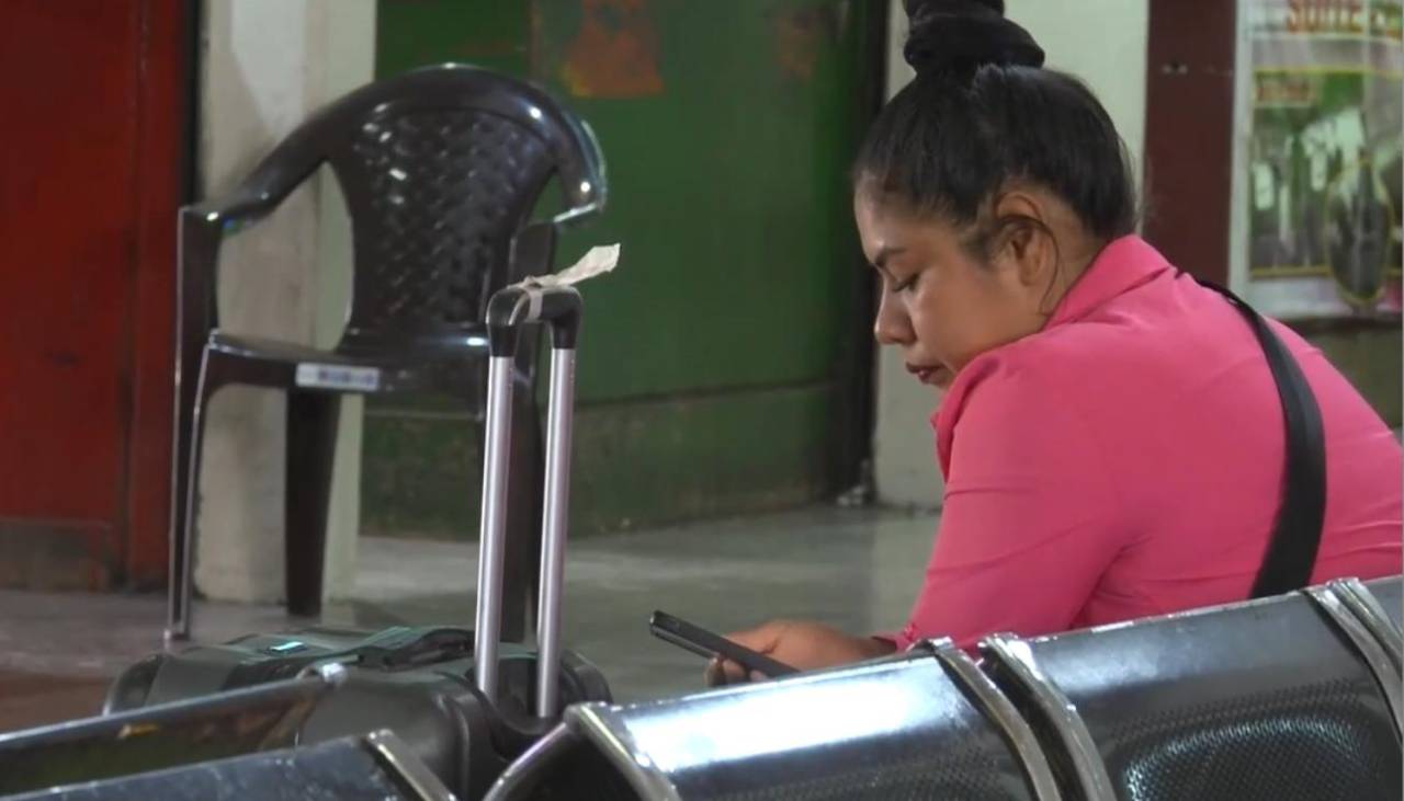 Pasajera afectada por los bloqueos, no puede llevar medicamentos hasta Cochabamba